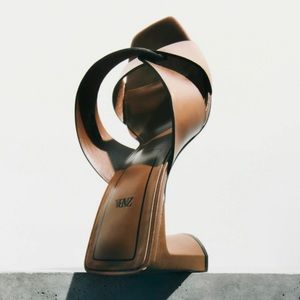 BLOCK HEEL LEATHER SANDALS